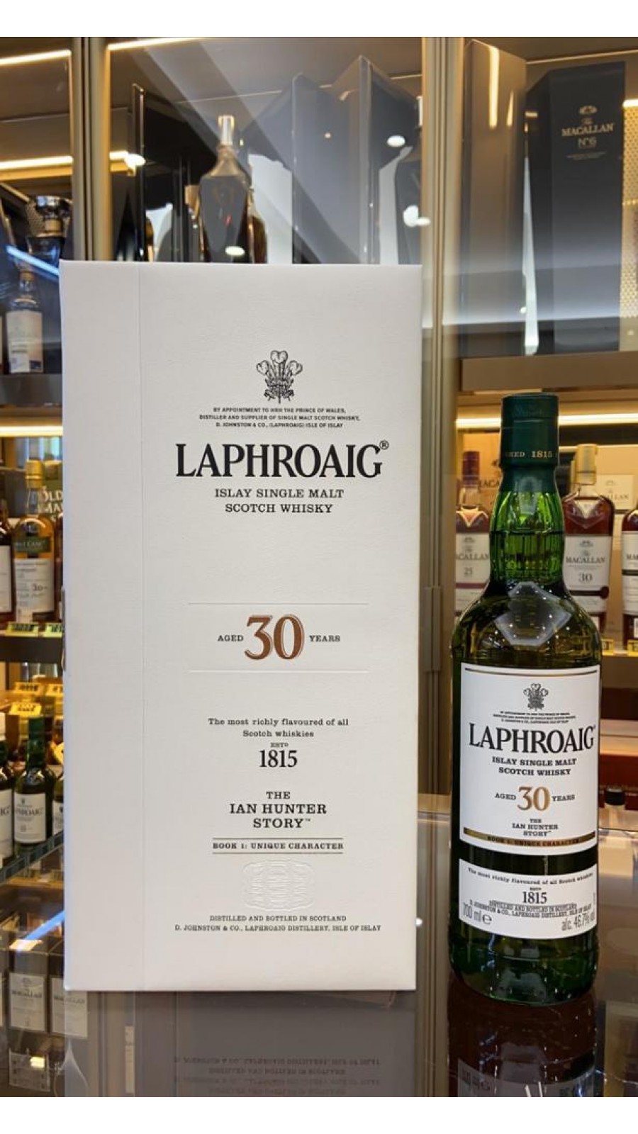 Laphroaig 30 Year Old - The Ian Hunter Story Book 1: Unique Character (70cl, 46.7%)